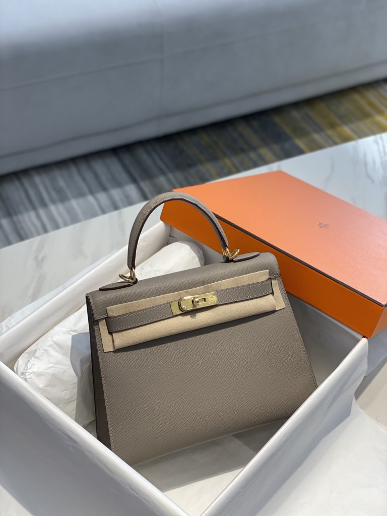 𝑬 𝒑 𝒔 𝒐 𝒎 𝑲 𝒆 𝒍 𝒍 𝒚 asphalt ash ⛅ : Hermes has transcended simple identity symbols in today's era_ More of a cultural symbol of spirit 🎶 With a lot of love for Kelly ❤️ No matter how the back is, it highlights a distinctive elegance 〰️ 25cm 28cm