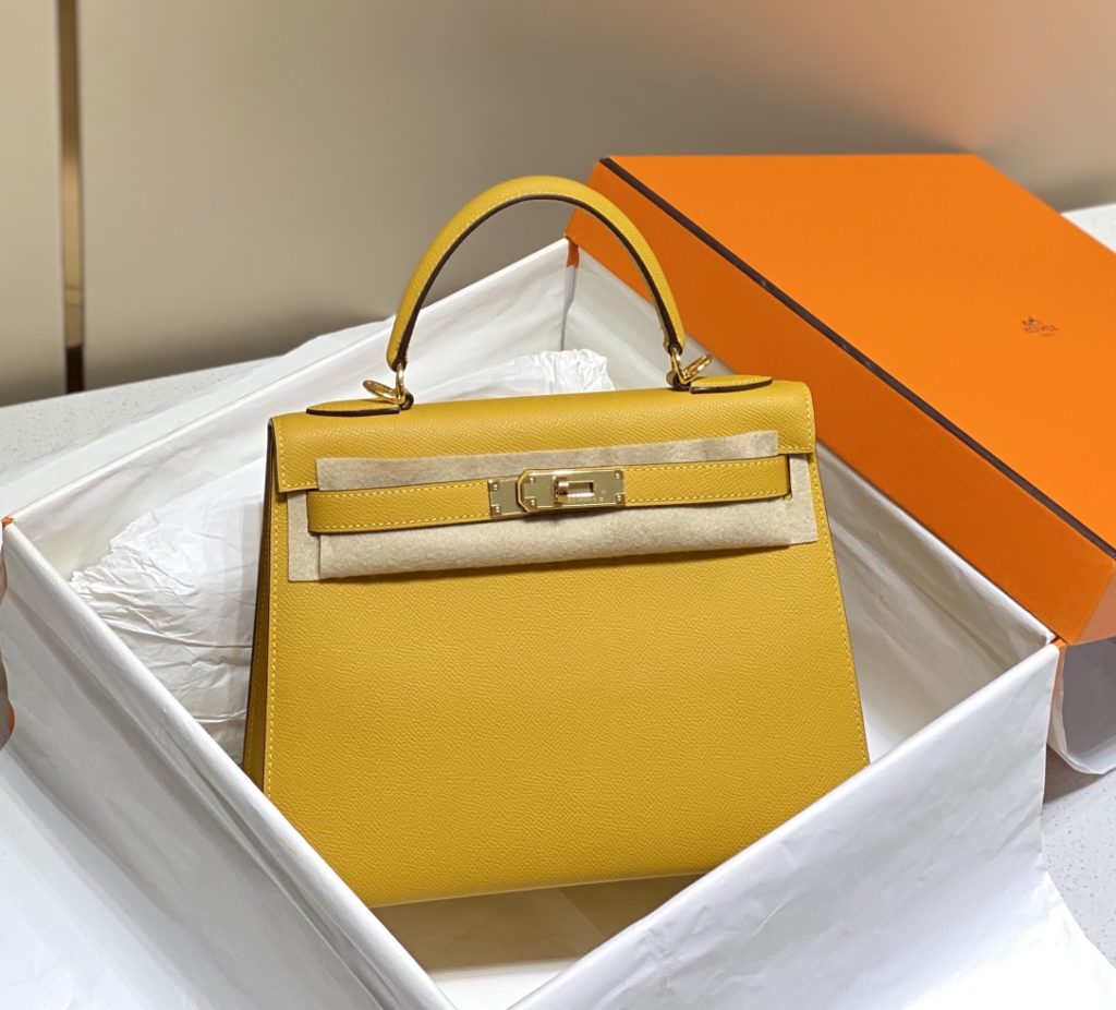 𝑬 𝒑 𝒔 𝒐 𝒎 𝑲 𝒆 𝒍 𝒍 𝒚 ☆ Amber yellow Hermes has transcended simple identity symbols in today's era_ More of a cultural symbol of spirit 🎶 With a lot of love for Kelly ❤️ No matter how the back is, it highlights a distinctive elegance 〰️ 25cm 28cm