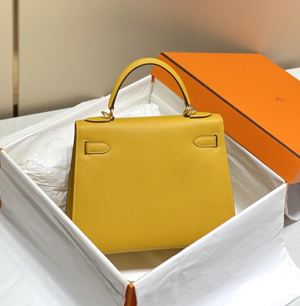 𝑬 𝒑 𝒔 𝒐 𝒎 𝑲 𝒆 𝒍 𝒍 𝒚 ☆ Amber yellow Hermes has transcended simple identity symbols in today's era_ More of a cultural symbol of spirit 🎶 With a lot of love for Kelly ❤️ No matter how the back is, it highlights a distinctive elegance 〰️ 25cm 28cm