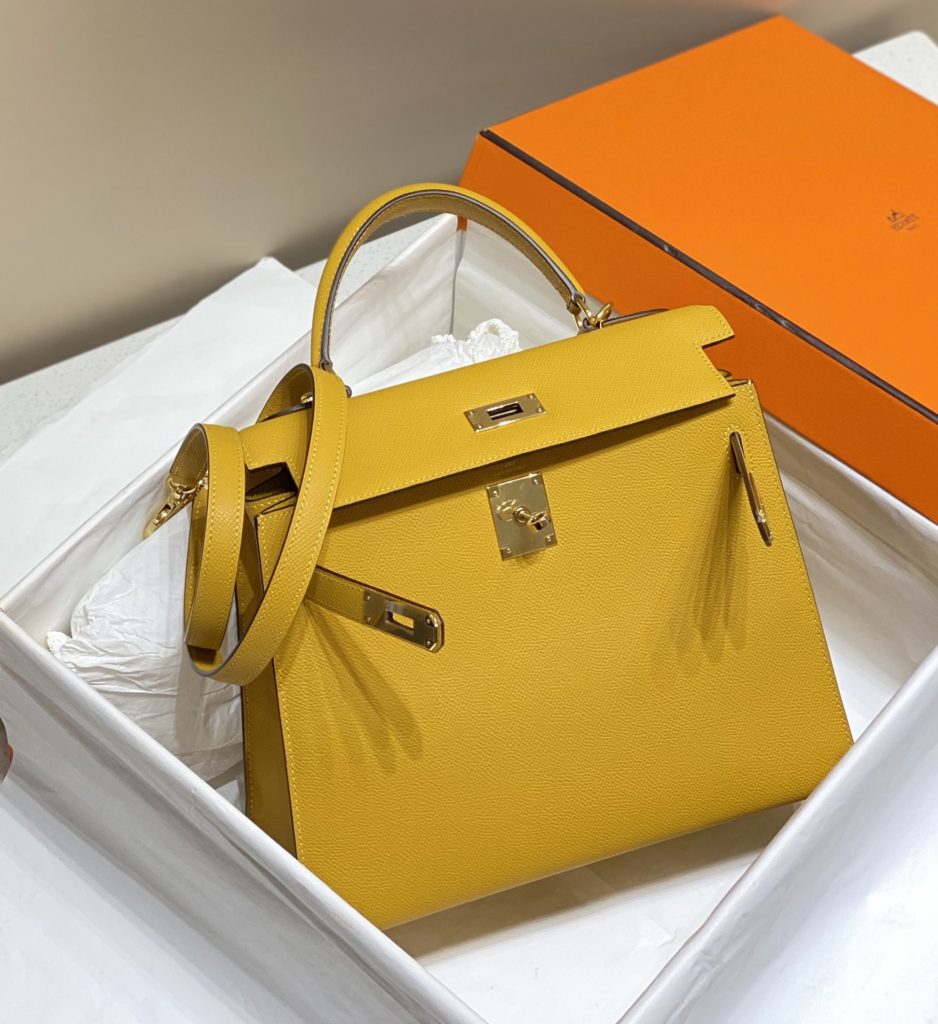 𝑬 𝒑 𝒔 𝒐 𝒎 𝑲 𝒆 𝒍 𝒍 𝒚 ☆ Amber yellow Hermes has transcended simple identity symbols in today's era_ More of a cultural symbol of spirit 🎶 With a lot of love for Kelly ❤️ No matter how the back is, it highlights a distinctive elegance 〰️ 25cm 28cm