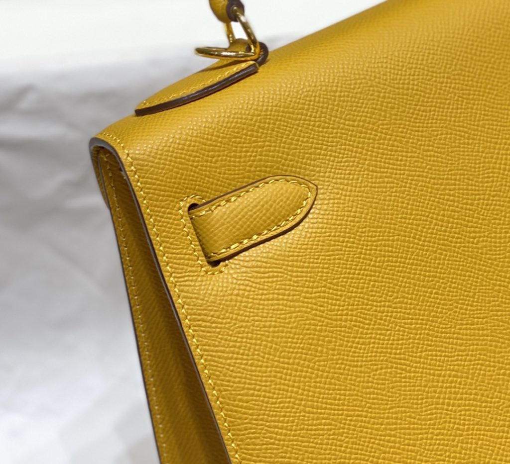 𝑬 𝒑 𝒔 𝒐 𝒎 𝑲 𝒆 𝒍 𝒍 𝒚 ☆ Amber yellow Hermes has transcended simple identity symbols in today's era_ More of a cultural symbol of spirit 🎶 With a lot of love for Kelly ❤️ No matter how the back is, it highlights a distinctive elegance 〰️ 25cm 28cm