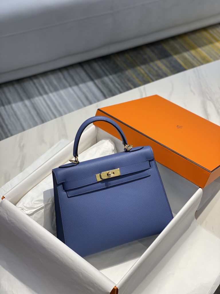 𝑬 𝒑 𝒔 𝒐 𝒎 𝑲 𝒆 𝒍 𝒍 𝒚 Hermes has transcended simple identity symbols in today's era_ More of a cultural symbol of spirit 🎶 With a lot of love for Kelly ❤️ No matter how the back is, it highlights a distinctive elegance 〰️ 25cm 28cm