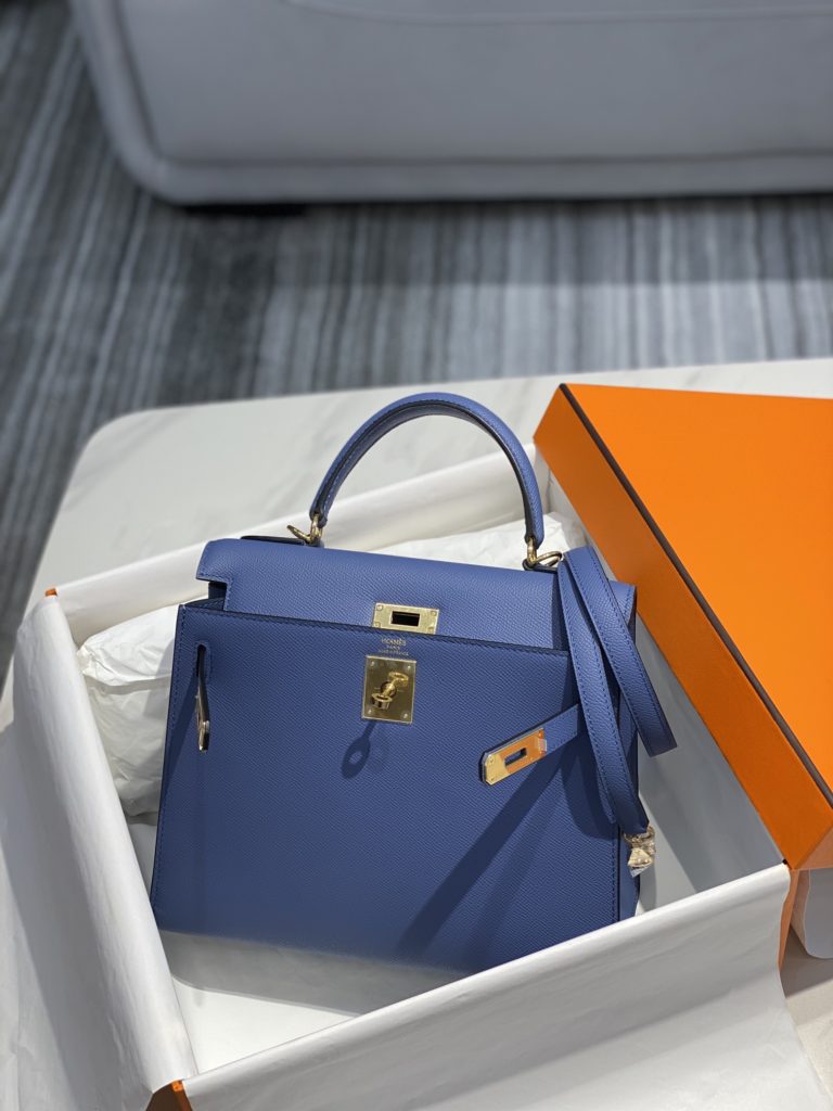 𝑬 𝒑 𝒔 𝒐 𝒎 𝑲 𝒆 𝒍 𝒍 𝒚 Hermes has transcended simple identity symbols in today's era_ More of a cultural symbol of spirit 🎶 With a lot of love for Kelly ❤️ No matter how the back is, it highlights a distinctive elegance 〰️ 25cm 28cm