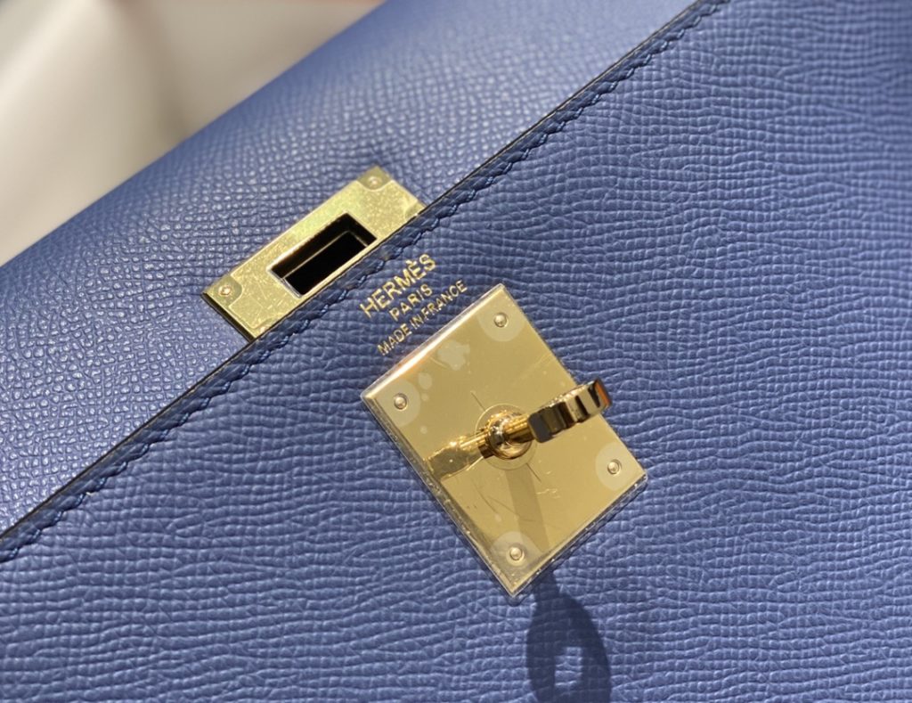 𝑬 𝒑 𝒔 𝒐 𝒎 𝑲 𝒆 𝒍 𝒍 𝒚 Hermes has transcended simple identity symbols in today's era_ More of a cultural symbol of spirit 🎶 With a lot of love for Kelly ❤️ No matter how the back is, it highlights a distinctive elegance 〰️ 25cm 28cm