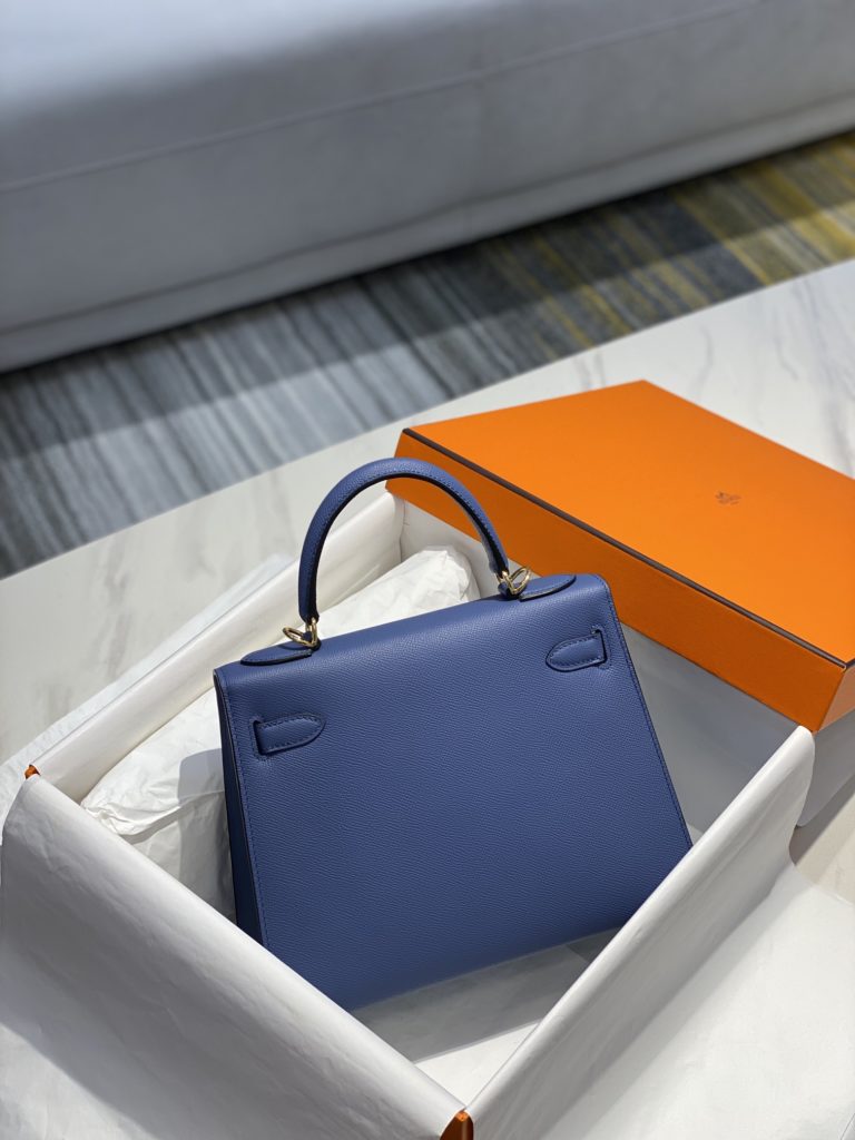 𝑬 𝒑 𝒔 𝒐 𝒎 𝑲 𝒆 𝒍 𝒍 𝒚 Hermes has transcended simple identity symbols in today's era_ More of a cultural symbol of spirit 🎶 With a lot of love for Kelly ❤️ No matter how the back is, it highlights a distinctive elegance 〰️ 25cm 28cm