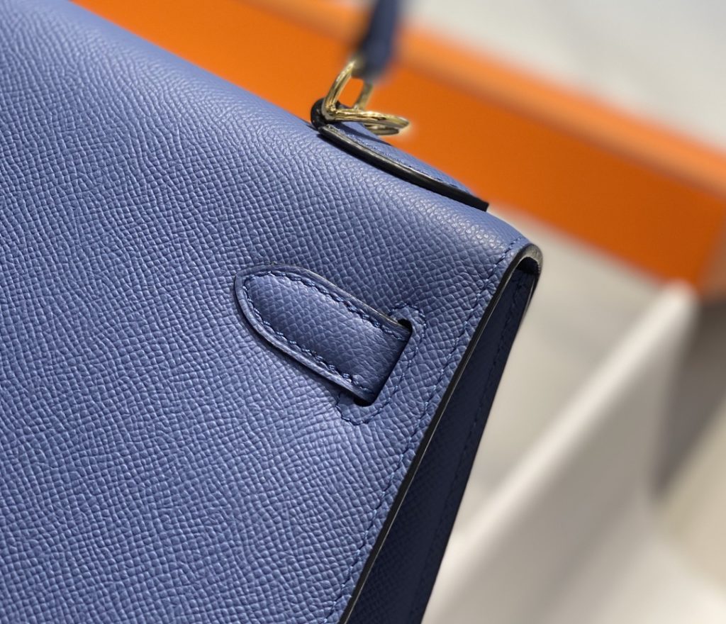 𝑬 𝒑 𝒔 𝒐 𝒎 𝑲 𝒆 𝒍 𝒍 𝒚 Hermes has transcended simple identity symbols in today's era_ More of a cultural symbol of spirit 🎶 With a lot of love for Kelly ❤️ No matter how the back is, it highlights a distinctive elegance 〰️ 25cm 28cm