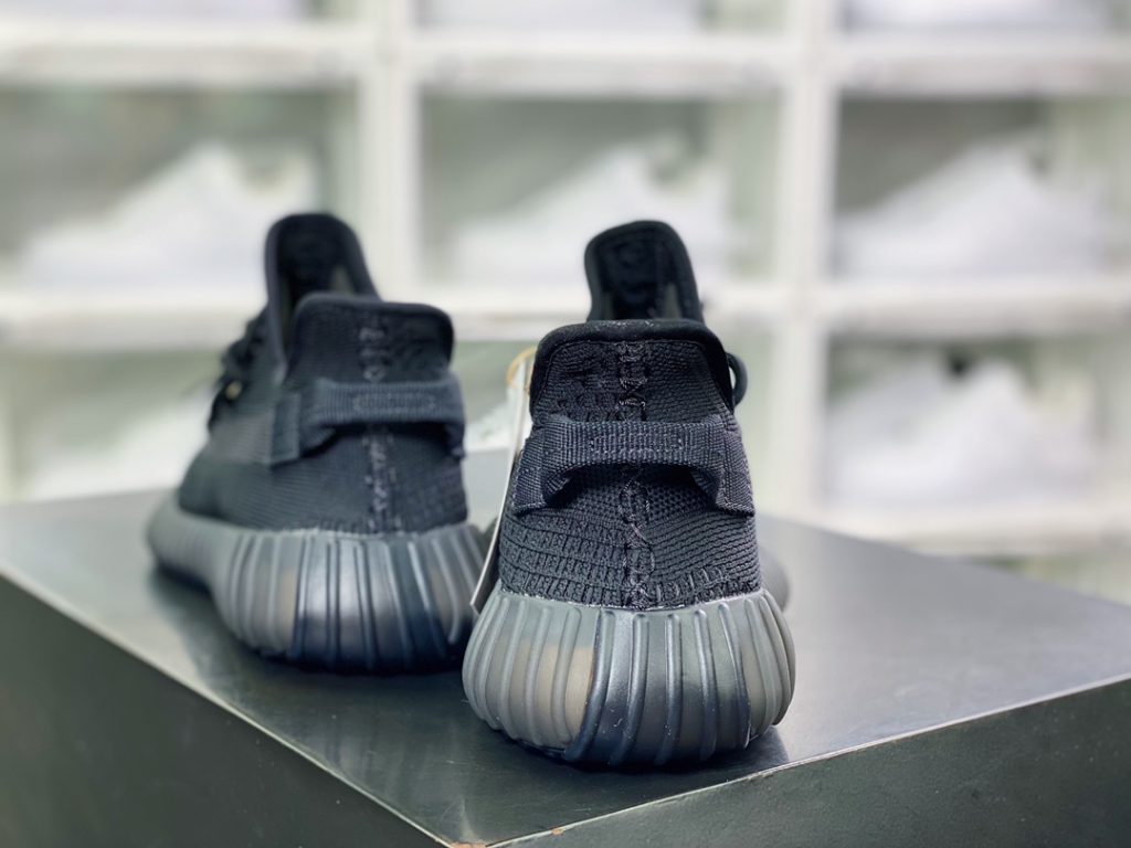Kanye West x Yeezy Boost 350 V2 Kanye West x Yeezy Boost 350 V2