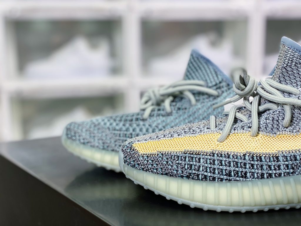 Kanye West x Yeezy Boost 350 V2 Kanye West x Yeezy Boost 350 V2