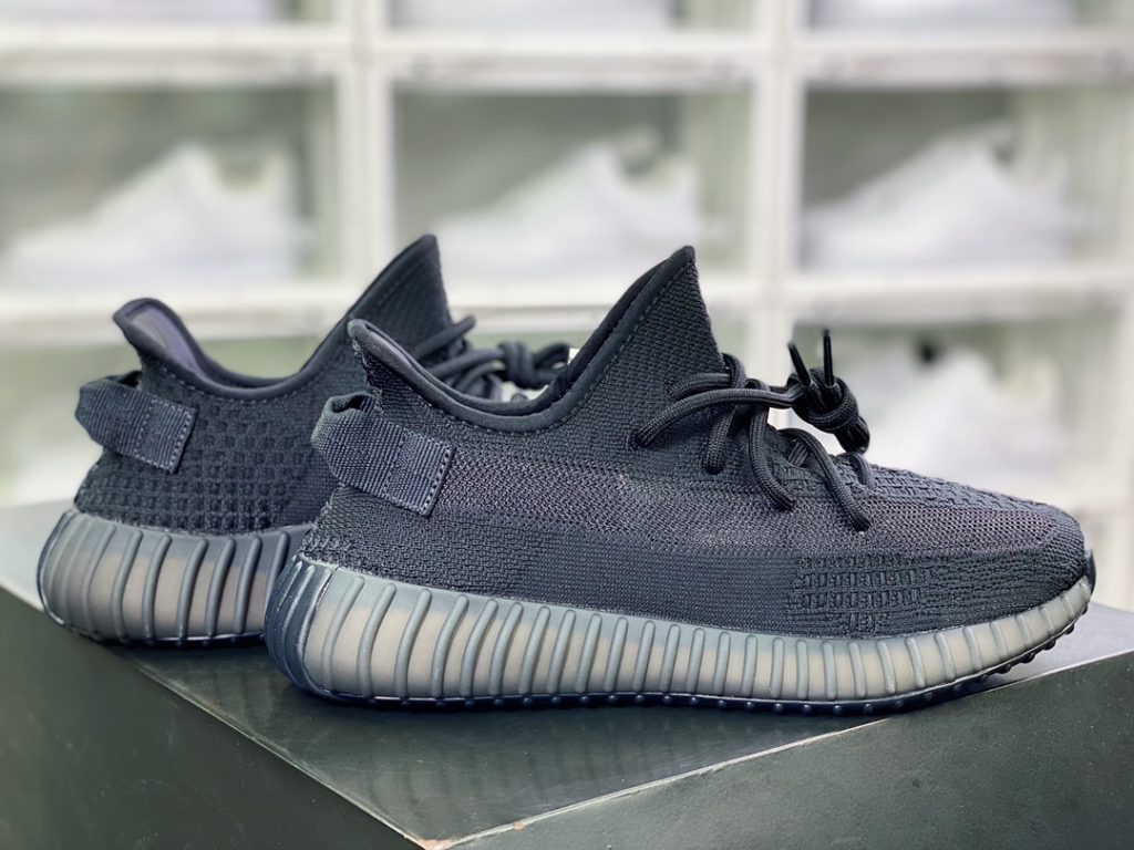 Kanye West x Yeezy Boost 350 V2 Kanye West x Yeezy Boost 350 V2