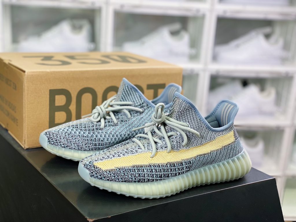 Kanye West x Yeezy Boost 350 V2 Kanye West x Yeezy Boost 350 V2