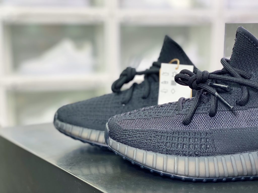Kanye West x Yeezy Boost 350 V2 Kanye West x Yeezy Boost 350 V2