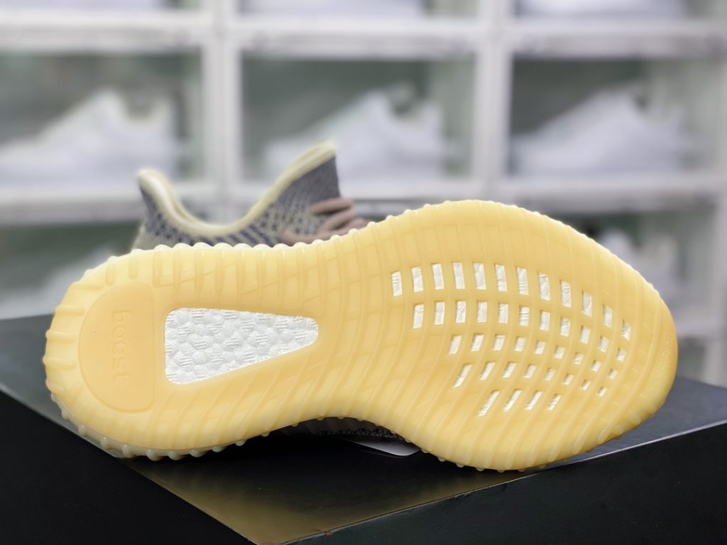 Kanye West x Yeezy Boost 350 V2 Kanye West x Yeezy Boost 350 V2