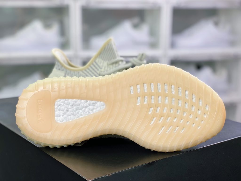 Kanye West x Yeezy Boost 350 V2 Kanye West x Yeezy Boost 350 V2