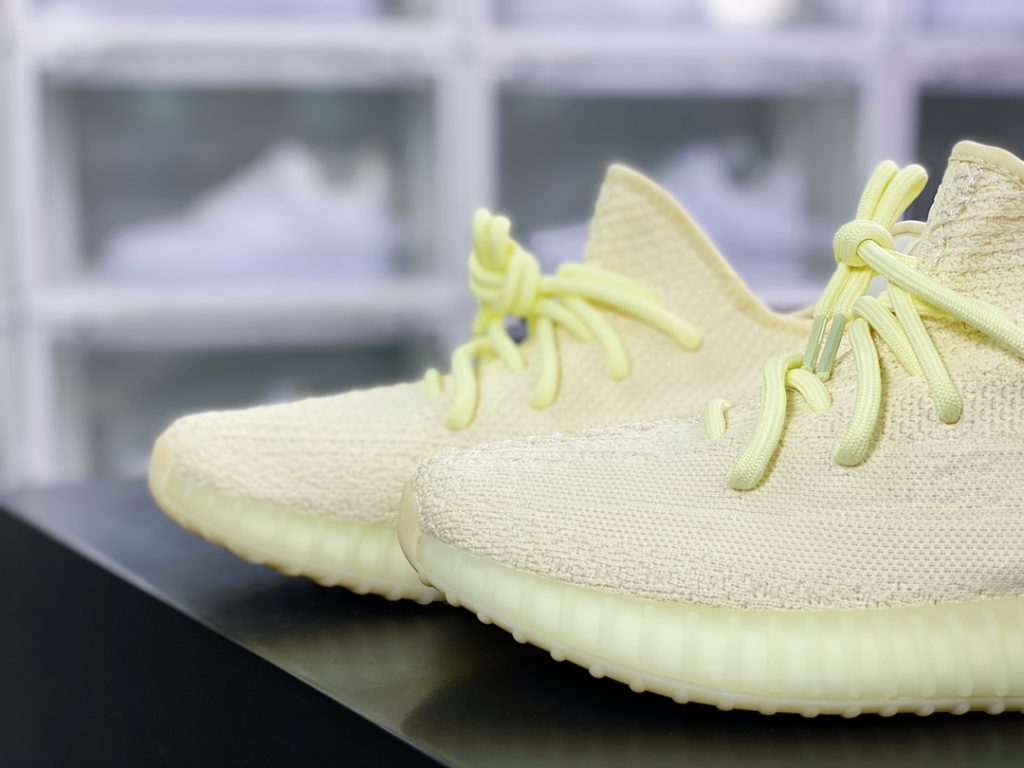Kanye West x Yeezy Boost 350 V2 Kanye West x Yeezy Boost 350 V2