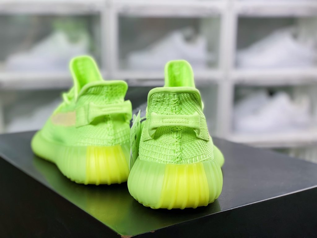 Kanye West x Yeezy Boost 350 V2 Kanye West x Yeezy Boost 350 V2