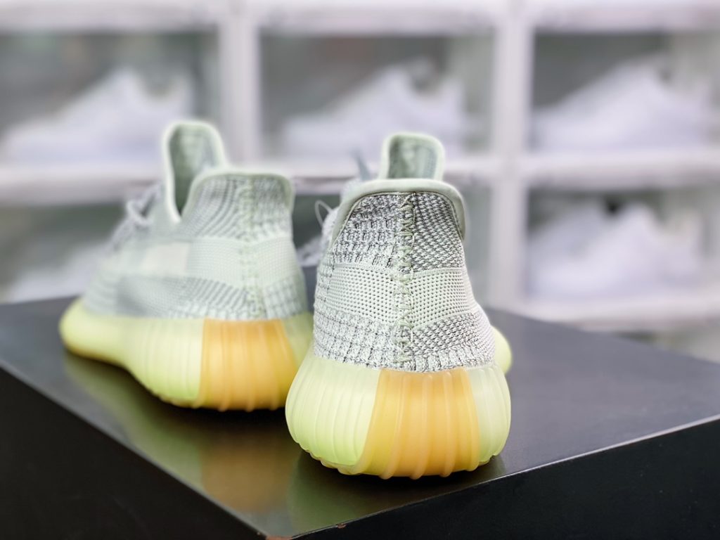 Kanye West x Yeezy Boost 350 V2 Kanye West x Yeezy Boost 350 V2