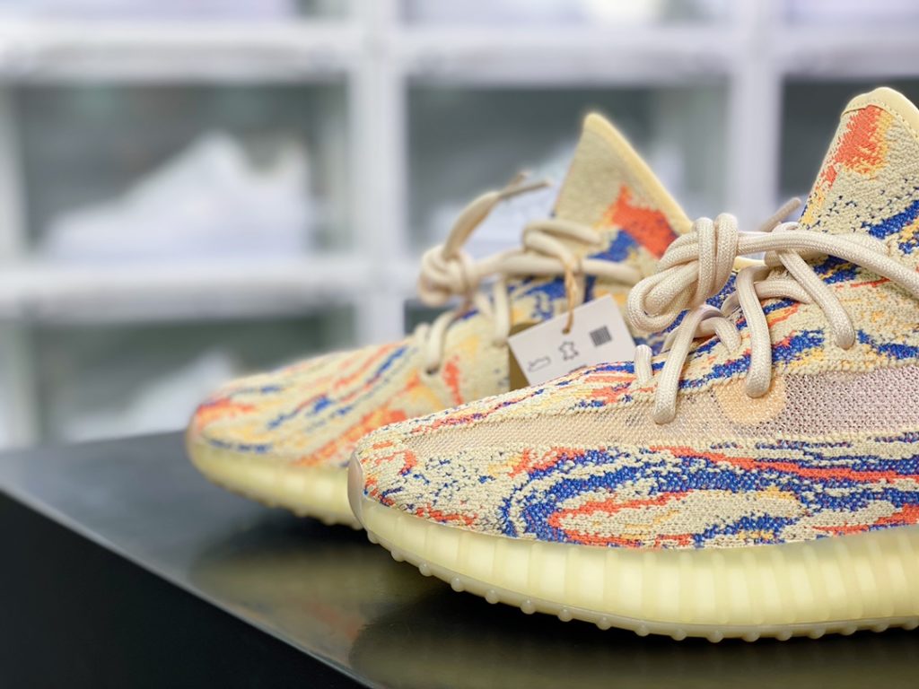 Kanye West x Yeezy Boost 350 V2 Kanye West x Yeezy Boost 350 V2