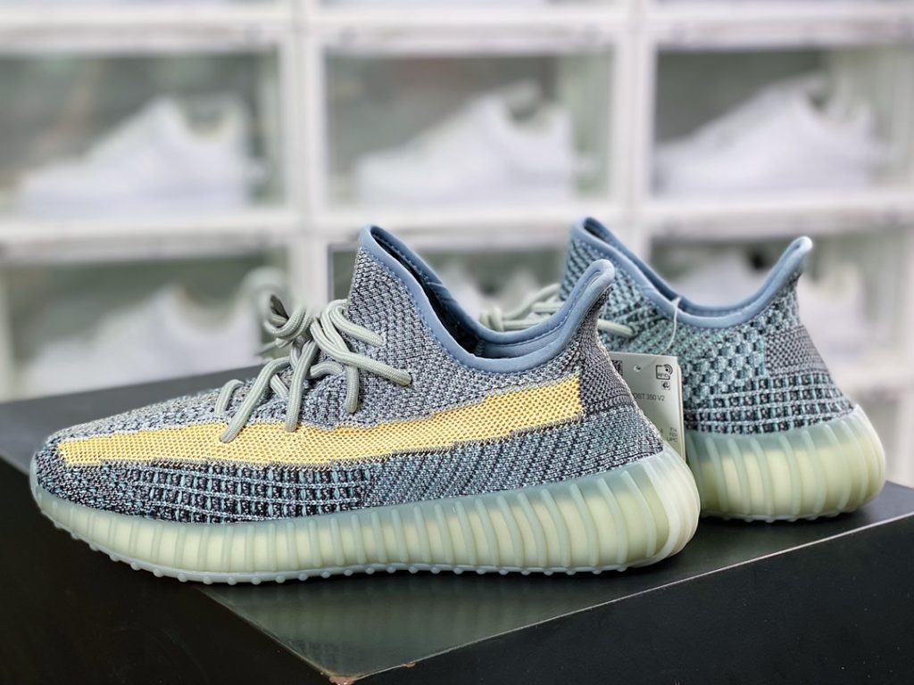 Kanye West x Yeezy Boost 350 V2 Kanye West x Yeezy Boost 350 V2