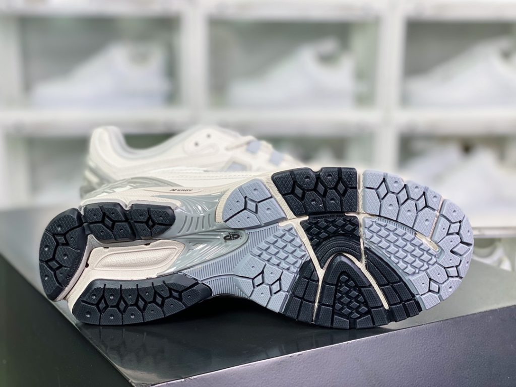 M1906R series retro dad style casual sports jogging shoes M1906R series retro dad style casual sports jogging shoes