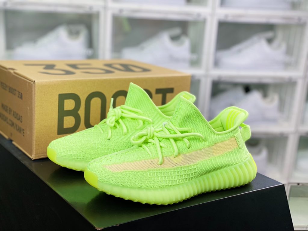 Kanye West x Yeezy Boost 350 V2 Kanye West x Yeezy Boost 350 V2