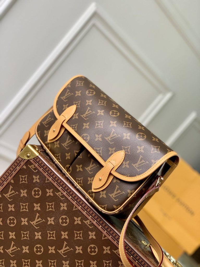 The Old Flower Medium Ancient Bag Series Medium Ancient Crossbody Bag M42246 42247 is made of monogram fabric, imported hardware, and adjustable long shoulder straps. The craftsmanship is in place to perfectly reflect the classic of the vintage bag. Made of calf leather, it is the best choice for daily use, with color-changing leather bag edges, shoulder straps, and front pocket details. Size: 28 * 20 * 8cm