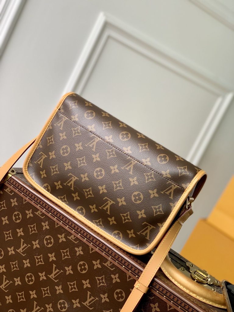 The Old Flower Medium Ancient Bag Series Medium Ancient Crossbody Bag M42246 42247 is made of monogram fabric, imported hardware, and adjustable long shoulder straps. The craftsmanship is in place to perfectly reflect the classic of the vintage bag. Made of calf leather, it is the best choice for daily use, with color-changing leather bag edges, shoulder straps, and front pocket details. Size: 28 * 20 * 8cm
