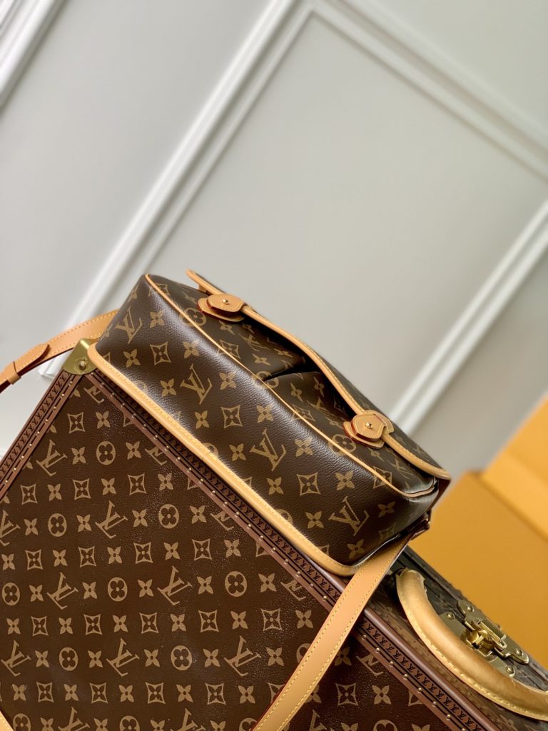 The Old Flower Medium Ancient Bag Series Medium Ancient Crossbody Bag M42246 42247 is made of monogram fabric, imported hardware, and adjustable long shoulder straps. The craftsmanship is in place to perfectly reflect the classic of the vintage bag. Made of calf leather, it is the best choice for daily use, with color-changing leather bag edges, shoulder straps, and front pocket details. Size: 28 * 20 * 8cm