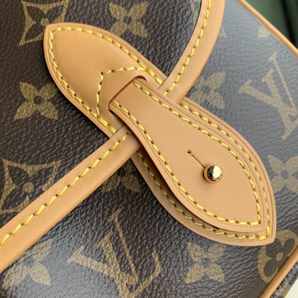 The Old Flower Medium Ancient Bag Series Medium Ancient Crossbody Bag M42246 42247 is made of monogram fabric, imported hardware, and adjustable long shoulder straps. The craftsmanship is in place to perfectly reflect the classic of the vintage bag. Made of calf leather, it is the best choice for daily use, with color-changing leather bag edges, shoulder straps, and front pocket details. Size: 28 * 20 * 8cm
