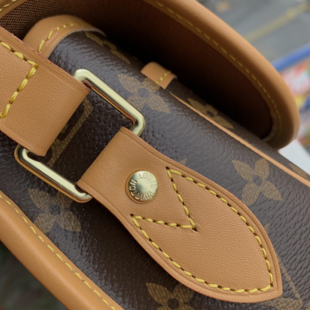 The Old Flower Medium Ancient Bag Series Medium Ancient Crossbody Bag M42246 42247 is made of monogram fabric, imported hardware, and adjustable long shoulder straps. The craftsmanship is in place to perfectly reflect the classic of the vintage bag. Made of calf leather, it is the best choice for daily use, with color-changing leather bag edges, shoulder straps, and front pocket details. Size: 28 * 20 * 8cm