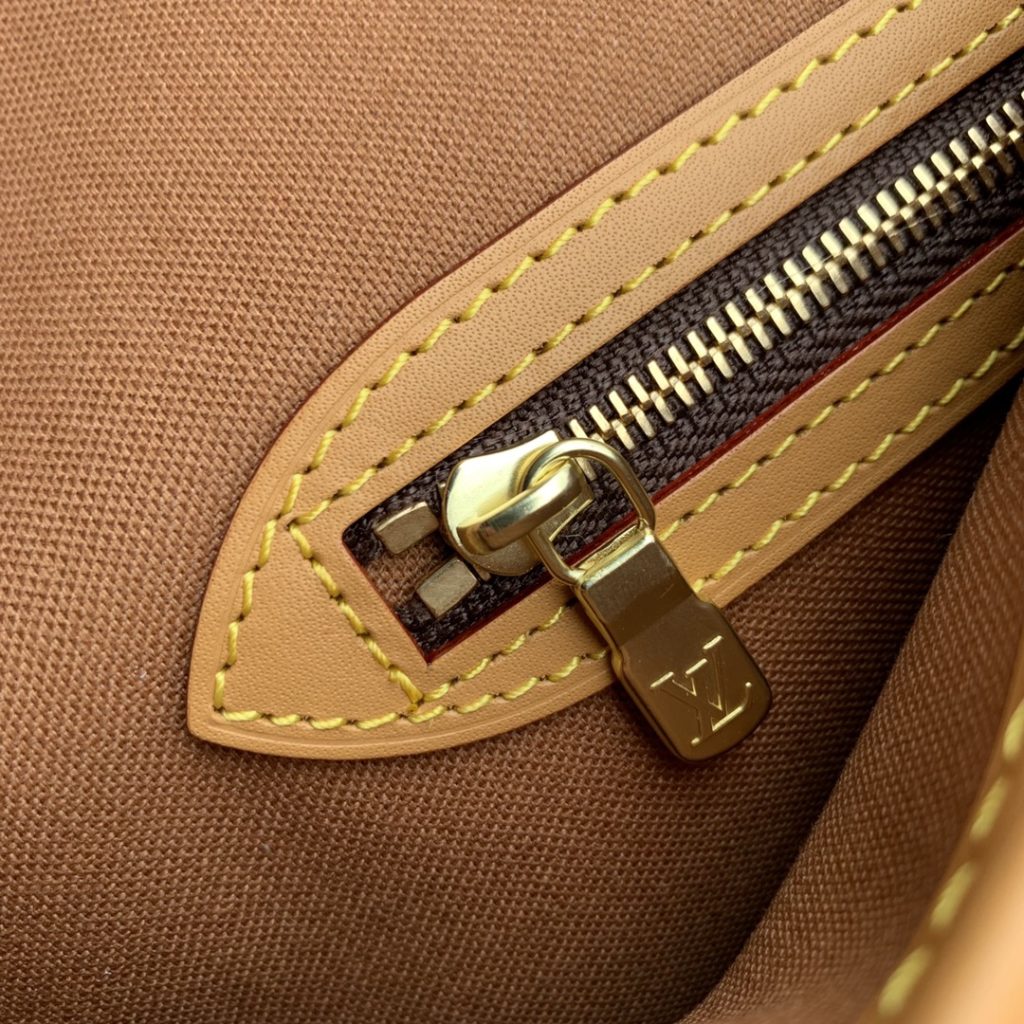 The Old Flower Medium Ancient Bag Series Medium Ancient Crossbody Bag M42246 42247 is made of monogram fabric, imported hardware, and adjustable long shoulder straps. The craftsmanship is in place to perfectly reflect the classic of the vintage bag. Made of calf leather, it is the best choice for daily use, with color-changing leather bag edges, shoulder straps, and front pocket details. Size: 28 * 20 * 8cm