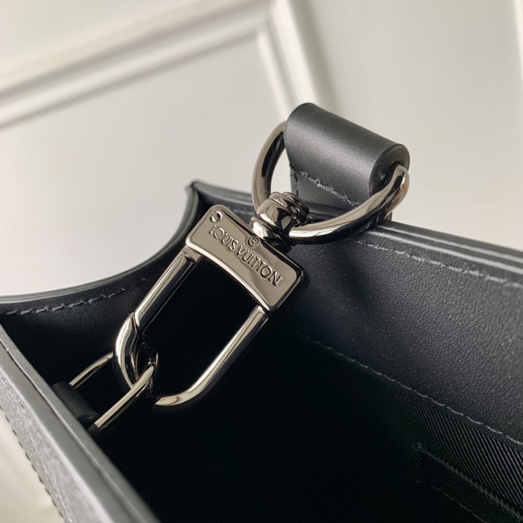 The Sac Plat handbag is made with Monogram Eclipse coated canvas to create a slim silhouette with wide lace for a trendy look in business settings. Padded interior with pockets and D-rings for easy attachment of removable shoulder straps. 36.5 x 38.0 x 9.0 cm (L x H x W)
