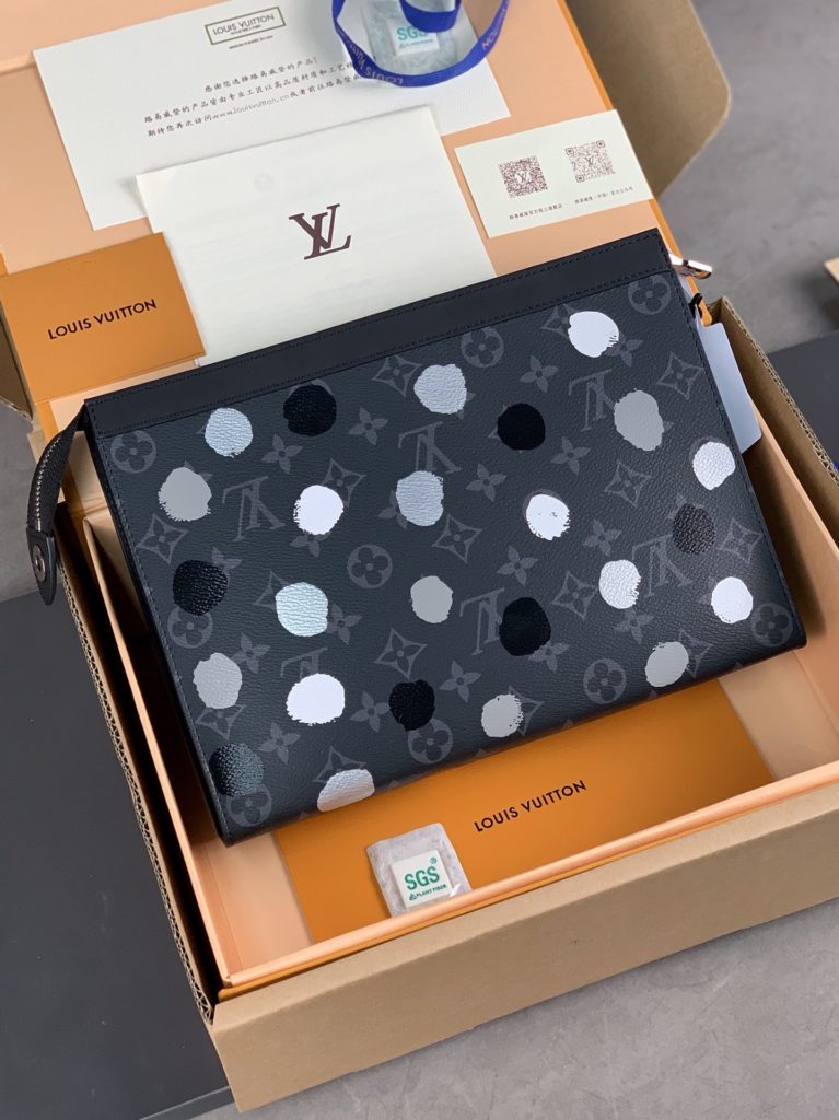 High version M81934 LV X YK POCHETTEVOYAGE Handbag! Made from a new iconic black gray Monogram Eclipse canvas, this sturdy new Pochette Voyage Medium handbag can easily store personal essentials. Size 26cmx20cm.