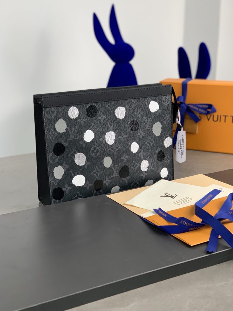 High version M81934 LV X YK POCHETTEVOYAGE Handbag! Made from a new iconic black gray Monogram Eclipse canvas, this sturdy new Pochette Voyage Medium handbag can easily store personal essentials. Size 26cmx20cm.
