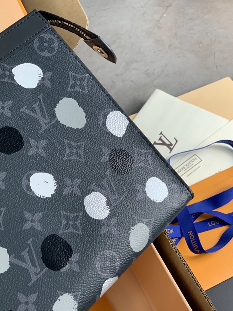 High version M81934 LV X YK POCHETTEVOYAGE Handbag! Made from a new iconic black gray Monogram Eclipse canvas, this sturdy new Pochette Voyage Medium handbag can easily store personal essentials. Size 26cmx20cm.