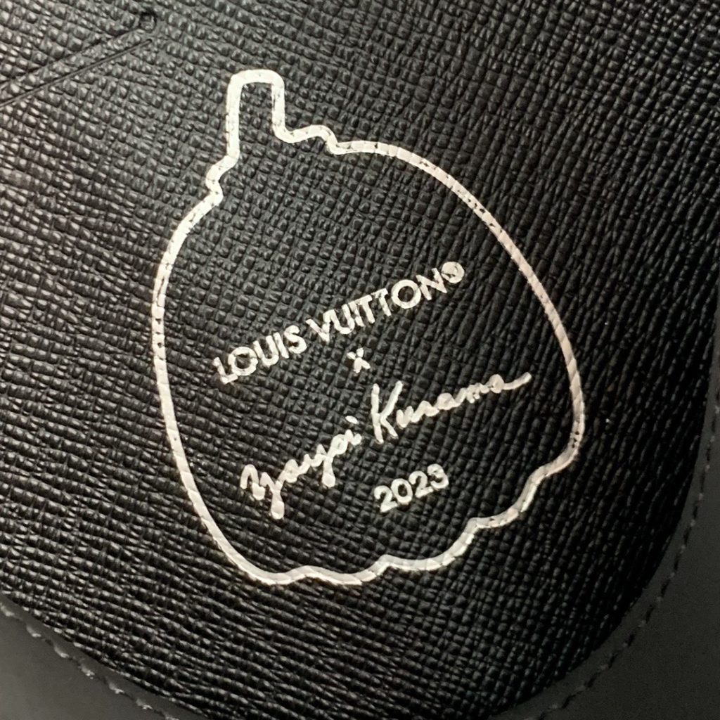 High version M81934 LV X YK POCHETTEVOYAGE Handbag! Made from a new iconic black gray Monogram Eclipse canvas, this sturdy new Pochette Voyage Medium handbag can easily store personal essentials. Size 26cmx20cm.