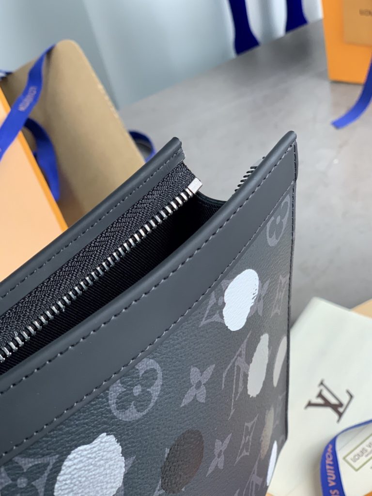 High version M81934 LV X YK POCHETTEVOYAGE Handbag! Made from a new iconic black gray Monogram Eclipse canvas, this sturdy new Pochette Voyage Medium handbag can easily store personal essentials. Size 26cmx20cm.