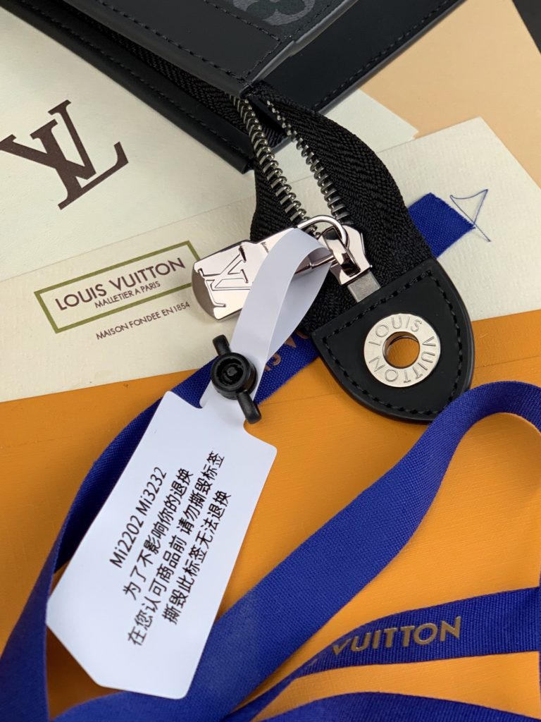 High version M81934 LV X YK POCHETTEVOYAGE Handbag! Made from a new iconic black gray Monogram Eclipse canvas, this sturdy new Pochette Voyage Medium handbag can easily store personal essentials. Size 26cmx20cm.