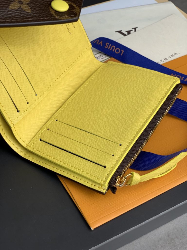 High version leather buckle! M41938 Yellow! This wallet is made from soft Monogram canvas! Lining with bright colors! Extremely elegant temperament! light! The design of the change bag is more practical! Size: 12X9Cm.
