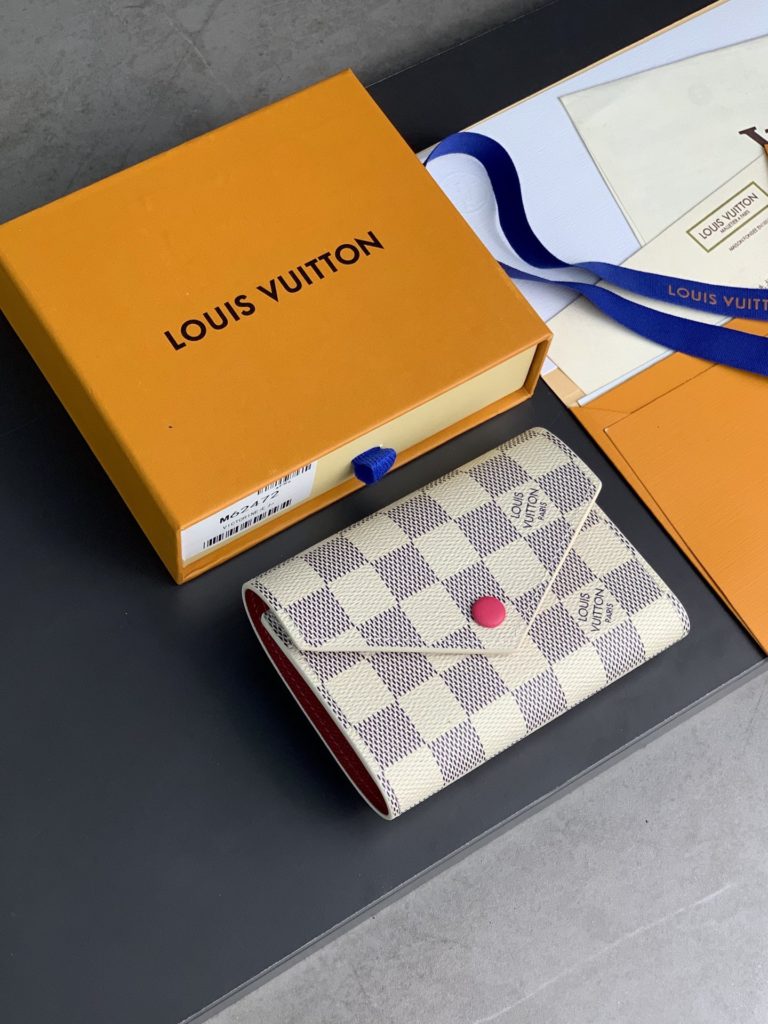 High version leather buckle! M58114 red! This wallet is made from soft Monogram canvas! Lining with bright colors! Extremely elegant temperament! light! The design of the change bag is more practical! Size: 12X9Cm.