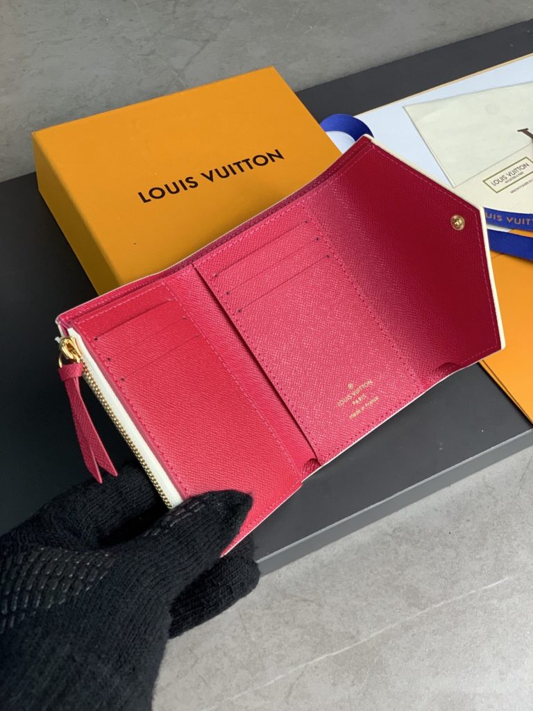 High version leather buckle! M58114 red! This wallet is made from soft Monogram canvas! Lining with bright colors! Extremely elegant temperament! light! The design of the change bag is more practical! Size: 12X9Cm.