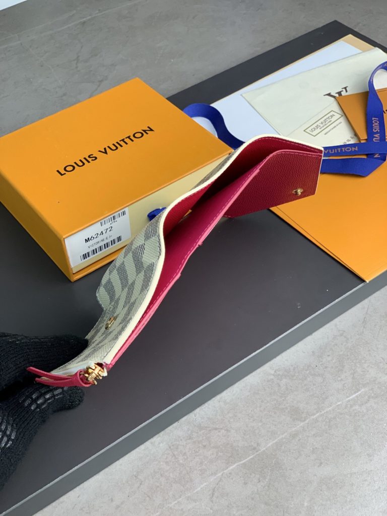High version leather buckle! M58114 red! This wallet is made from soft Monogram canvas! Lining with bright colors! Extremely elegant temperament! light! The design of the change bag is more practical! Size: 12X9Cm.