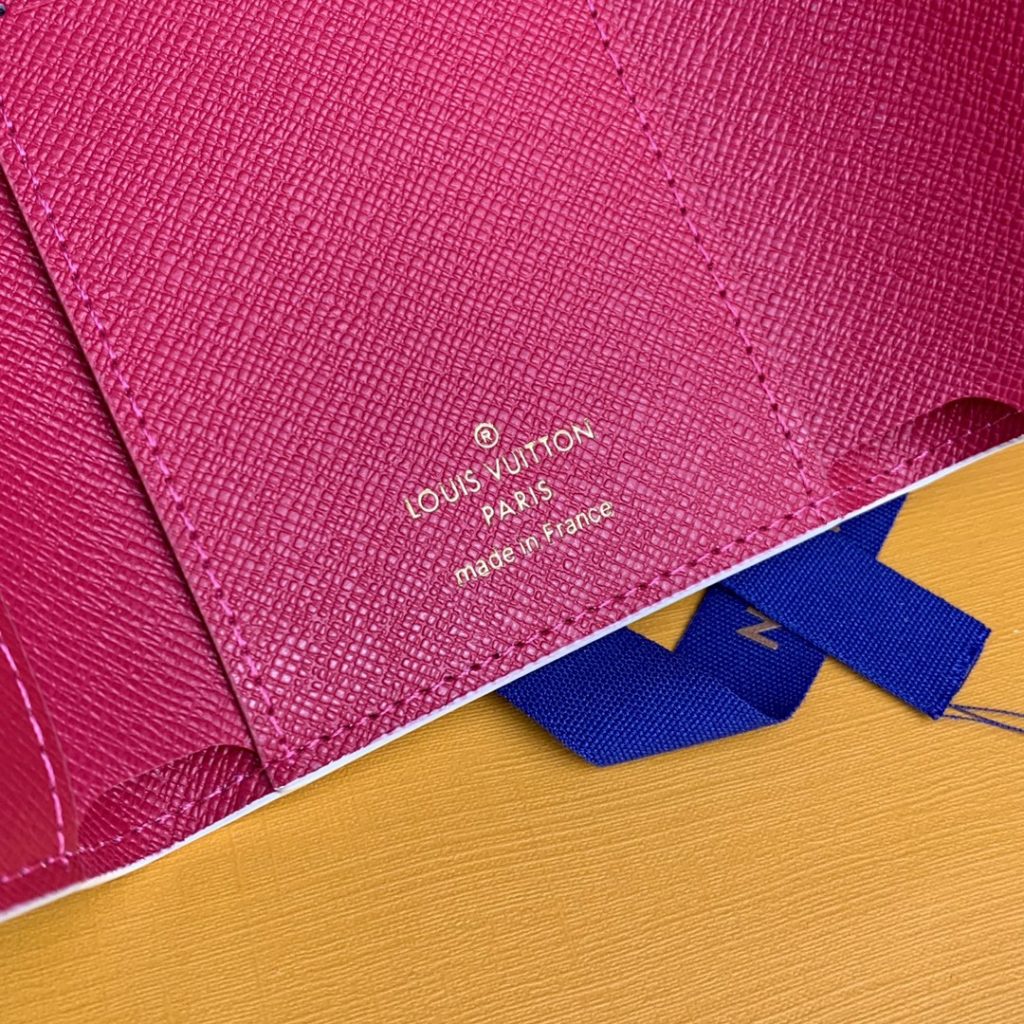 High version leather buckle! M58114 red! This wallet is made from soft Monogram canvas! Lining with bright colors! Extremely elegant temperament! light! The design of the change bag is more practical! Size: 12X9Cm.