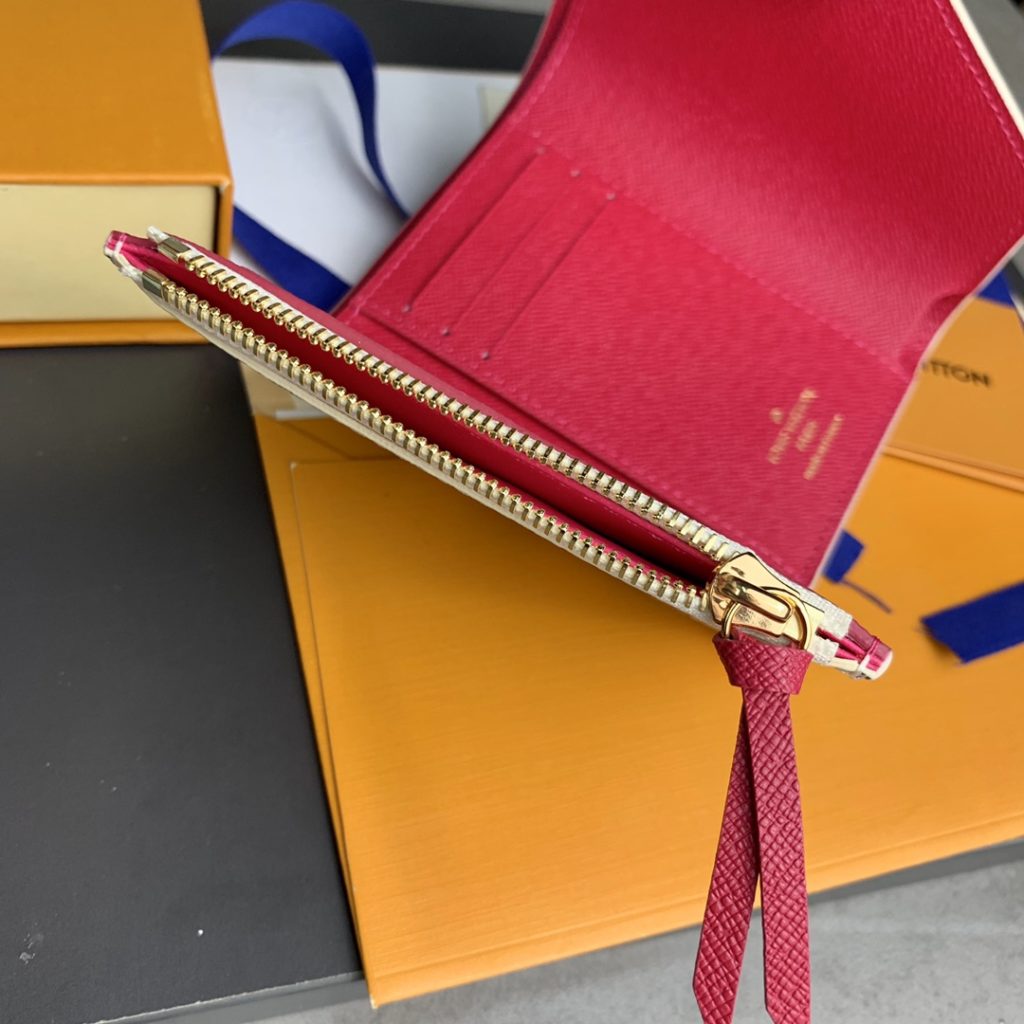 High version leather buckle! M58114 red! This wallet is made from soft Monogram canvas! Lining with bright colors! Extremely elegant temperament! light! The design of the change bag is more practical! Size: 12X9Cm.