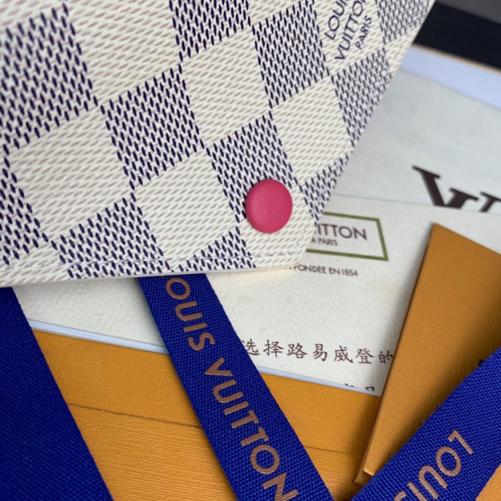High version leather buckle! M58114 red! This wallet is made from soft Monogram canvas! Lining with bright colors! Extremely elegant temperament! light! The design of the change bag is more practical! Size: 12X9Cm.