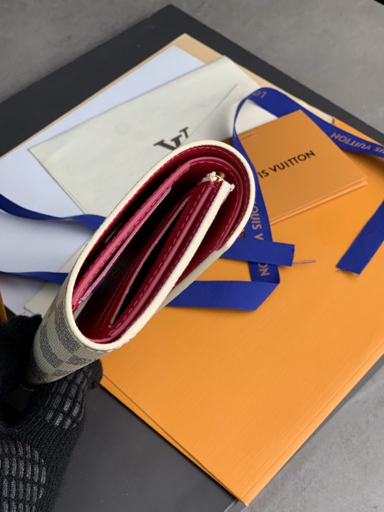 High version leather buckle! M58114 red! This wallet is made from soft Monogram canvas! Lining with bright colors! Extremely elegant temperament! light! The design of the change bag is more practical! Size: 12X9Cm.