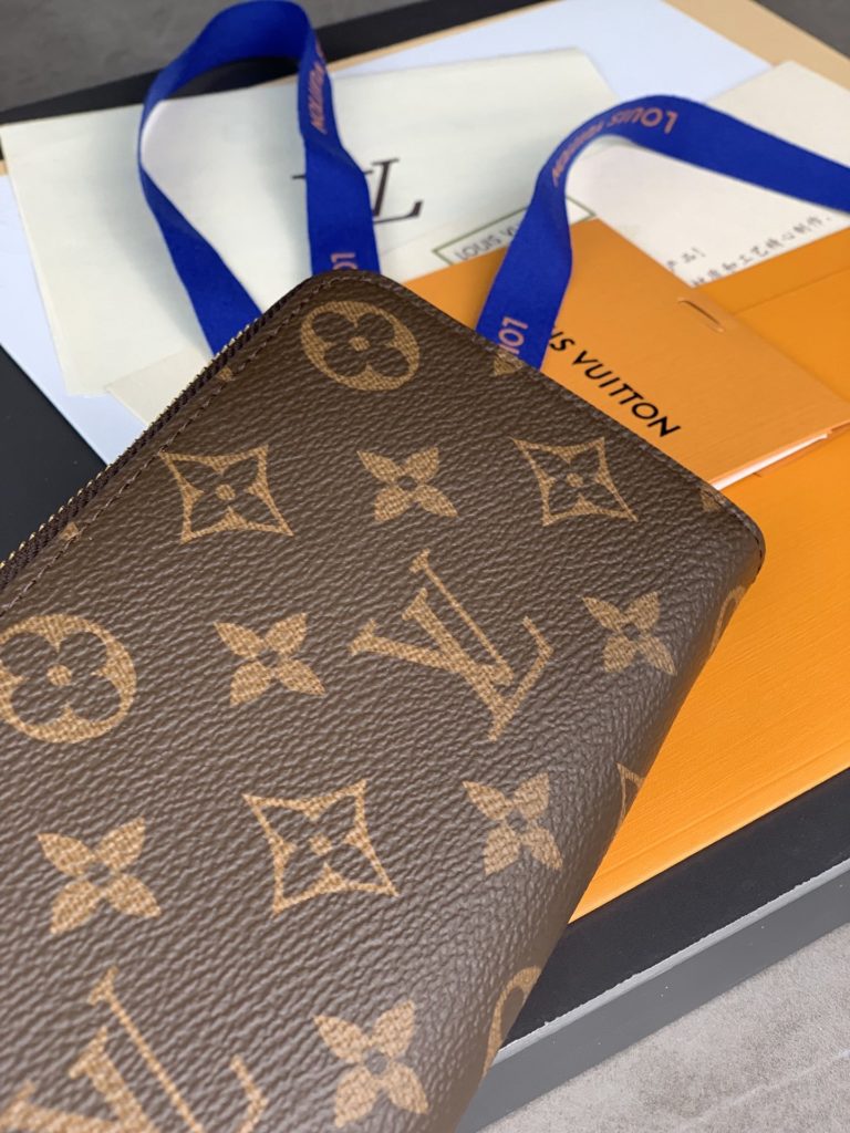 High version M60742 Purple! Clemence wallet, small and compact but full of capacity, is made of exquisite and durable Monogram canvas material. A bright interior lining and leather zipper reveal a playful feminine charm. Size: 19.5 × nine × 1.5cm。