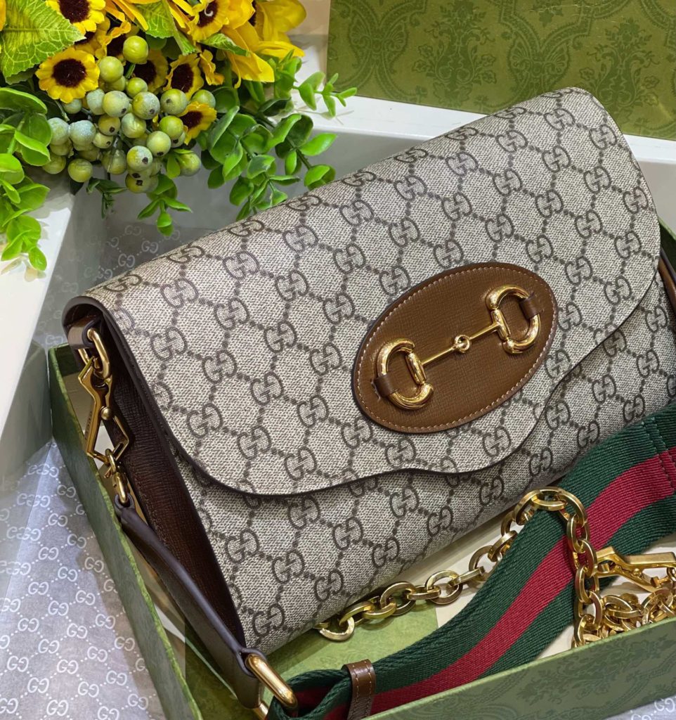 Letter Envelope# ▫️ Model: 677286 ▫️ Size: 26 * 16 * 4cm evergreen horse buckle 🎗 1955 series chain handbag, large envelope~This model comes with two shoulder straps and a bag of 3 ⃣ : Use a short chain that can be as thick as the armpit back chain and is just as long. Knitted red and green wide shoulder straps can be worn across the shoulder. Original cow leather+all copper hardware ❗ If you want a bag that can be carried for a long time and is not easily outdated, you can choose it - absolute absolute absolute absolute!