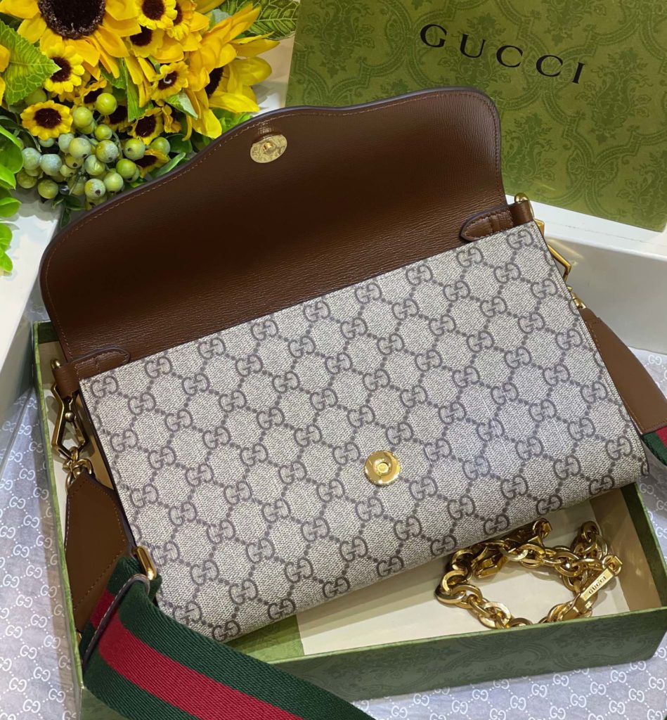 Letter Envelope# ▫️ Model: 677286 ▫️ Size: 26 * 16 * 4cm evergreen horse buckle 🎗 1955 series chain handbag, large envelope~This model comes with two shoulder straps and a bag of 3 ⃣ : Use a short chain that can be as thick as the armpit back chain and is just as long. Knitted red and green wide shoulder straps can be worn across the shoulder. Original cow leather+all copper hardware ❗ If you want a bag that can be carried for a long time and is not easily outdated, you can choose it - absolute absolute absolute absolute!