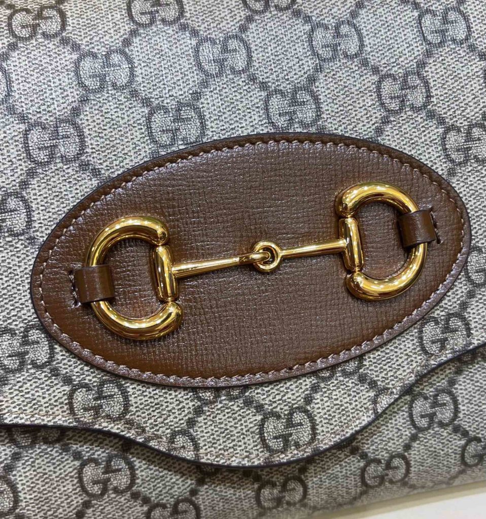Letter Envelope# ▫️ Model: 677286 ▫️ Size: 26 * 16 * 4cm evergreen horse buckle 🎗 1955 series chain handbag, large envelope~This model comes with two shoulder straps and a bag of 3 ⃣ : Use a short chain that can be as thick as the armpit back chain and is just as long. Knitted red and green wide shoulder straps can be worn across the shoulder. Original cow leather+all copper hardware ❗ If you want a bag that can be carried for a long time and is not easily outdated, you can choose it - absolute absolute absolute absolute!