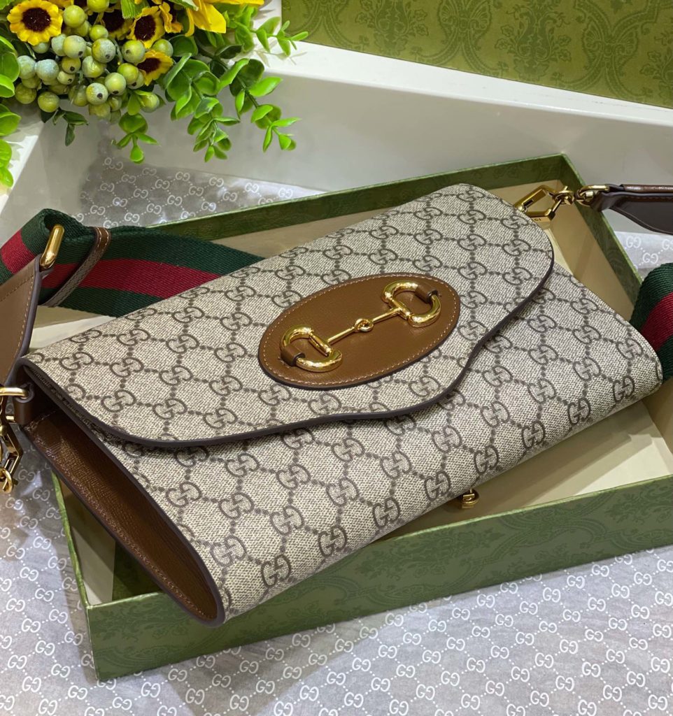 Letter Envelope# ▫️ Model: 677286 ▫️ Size: 26 * 16 * 4cm evergreen horse buckle 🎗 1955 series chain handbag, large envelope~This model comes with two shoulder straps and a bag of 3 ⃣ : Use a short chain that can be as thick as the armpit back chain and is just as long. Knitted red and green wide shoulder straps can be worn across the shoulder. Original cow leather+all copper hardware ❗ If you want a bag that can be carried for a long time and is not easily outdated, you can choose it - absolute absolute absolute absolute!